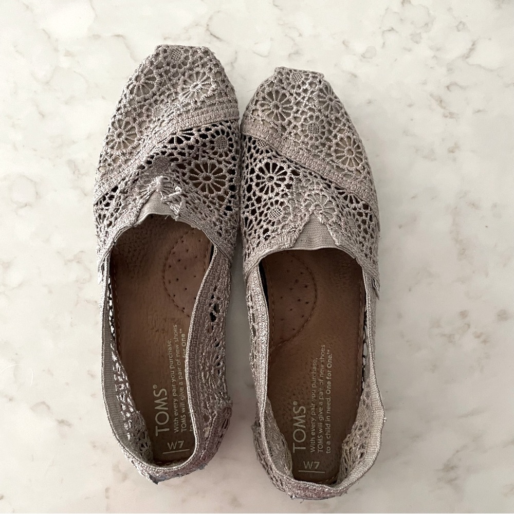 Toms Grey Crochet Slip On Lace Flats Shoes - Size 7 - GUC